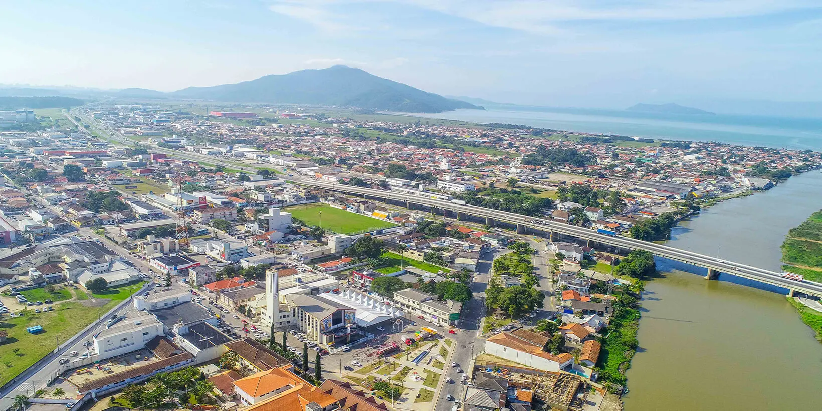 Vista aérea do centro de Tijucas, região de atuação da SelectX Imob.